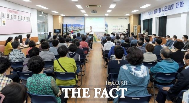 노관규 순천시장이 29일 오전 풍덕동에 이어 오후에는 조곡동에서 시민과의 대화를 가졌다. 노 시장은 이날 대화 과정에서 경전선 전철화 사업에 따른 갈등 해결에 좋은 징후가 있음을 암시했다. /순천시청 제공