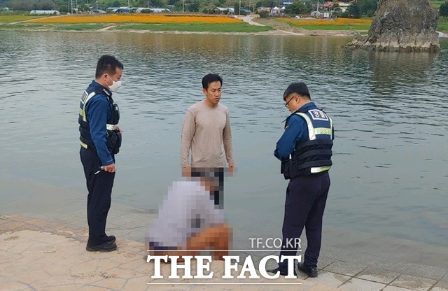 지난 25일 익수자를 구해낸 김경호 소방장(사진 가운데)이 출동 경찰관에게 상황을 설명하고 있다. / 충남소방본부 제공