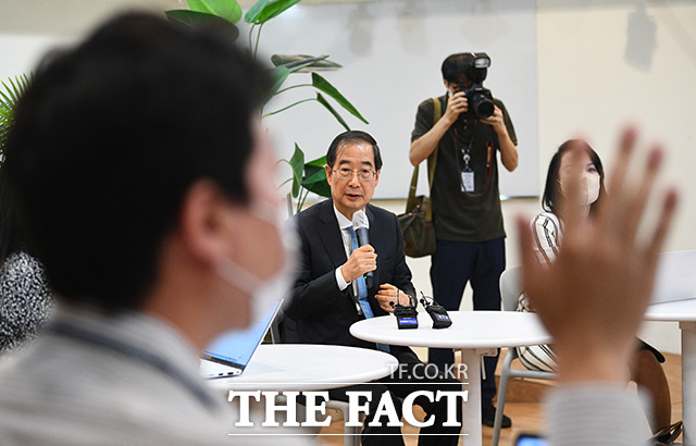 한덕수 국무총리가 29일 오후 서울 종로구 정부서울청사 별관에서 열린 출입기자단 백브리핑에 참석해 현안 관련 질의에 답하고 있다. 한 총리는 이날 출입기자단과 만나 주요 국정현안과 관련해 대화를 나눴다. /이동률 기자