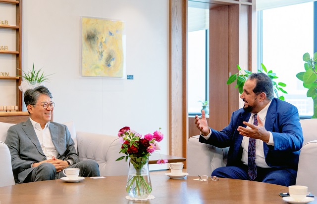 곽재선 쌍용차 회장이 최근 방한한 파드 알도히시 SNAM 대표이사(왼쪽)와 간담회를 갖고, 사우디아라비아 사업에 대한 상호 협력방안을 논의했다. /쌍용차 제공