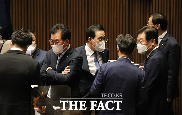 해임안에 대한 무기명 투표를 마친 이재명 대표와 박홍근 원내대표를 비롯한 민주당 의원들이 대화를 나누고 있다.