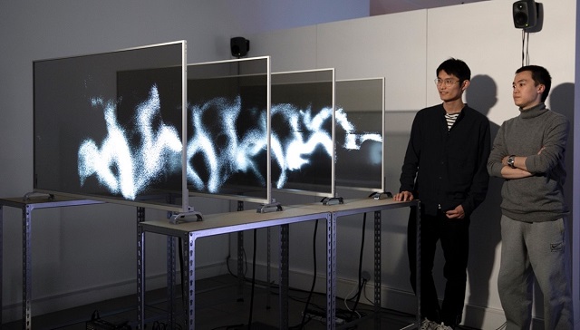 관람객들이 LG디스플레이의 투명 OLED 패널 4대를 활용해 만든 작품명 타임 플럭스를 감상하고 있다. /LG디스플레이 제공
