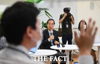  일본 방문 마친 한덕수 총리 '기자단 만나 주요 현안 질문 답변' [TF사진관]