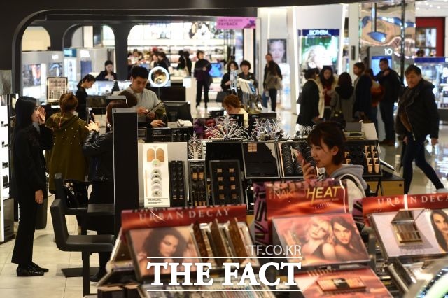 지난달 소매판매액지수가 4%대로 증가하면서 소비가 늘어나는 모습이 나타났다. 사진은 코로나19 확산 전 고객들이 쇼핑을 즐기던 모습. /남윤호 기자