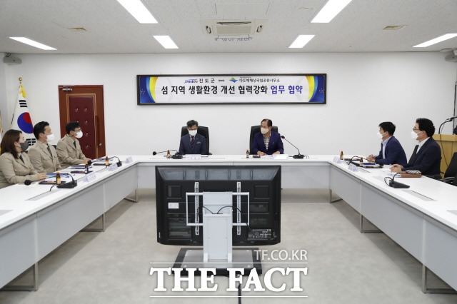 진도군이 섬 지역 생활환경 개선 협력강화응 위한 업무협약을 체결했다/진도군 제공