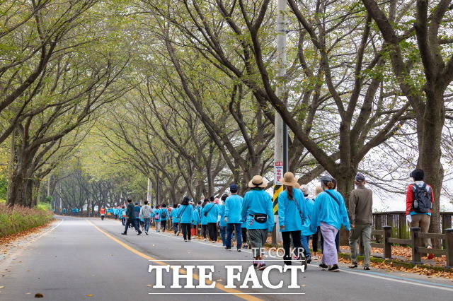걷기대회 참여자들이 섬진강 길을 걷고 있다./화엄사 제공