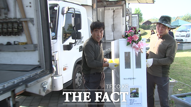 예산에서 나고 자란 황새 부부 3쌍을 이송하기 위해 운반차량에 싣고 있다. / 예산군 제공