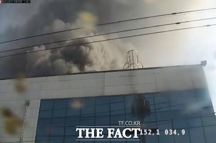 30일 경기도 소방재난본부 등에 따르면 이날 오후 2시 20분께 경기도 화성시 향남읍 한 제약회사 공장에서 폭발로 인한 화재가 발생했다. /경기도 소방재난본부 제공