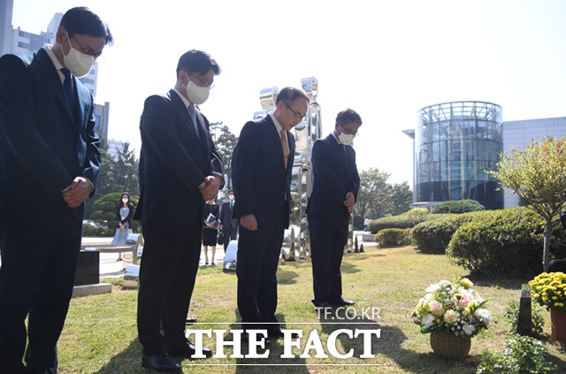 이 총장과 관계자들이 북부지검 앞마당을 찾아 근무 중 순직한 검찰 관계자들을 위한 추모비에 헌화한 뒤 참배하고 있다.