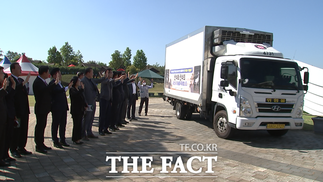 예산군은 올해 처음으로 예산에서 나고 자란 황새 부부 3쌍을 3개 지자체에 이송했다. / 예산군 제공