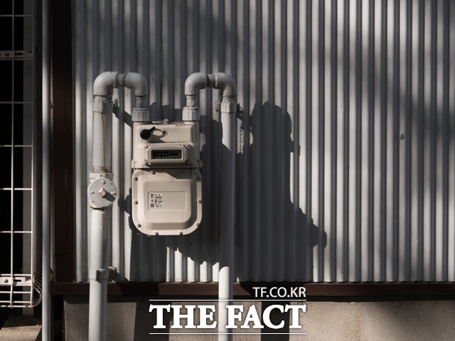 산업통상자원부가 10월부터 민수용 도시가스요금을 메가줄(MJ)당 2.7원 인상한다고 밝혔다. 국제천연가스 가격이 지속 상승한데다 환율도 높아지면서 가스요금 인상이 불가피하다는 설명이다. 사진은 한 주택가에 설치된 가스검침기 모습. /더팩트 DB