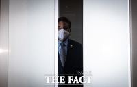  '해임건의안' 통과된 박진 장관...'어두운 표정'으로 외교부 출근 [TF사진관]