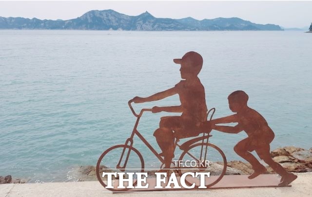 연홍도에는 옛 정취를 물씬 풍기는 조형물을 곳곳에 배치해 어른들의 추억을 소환하고 있다. /고흥군 제공