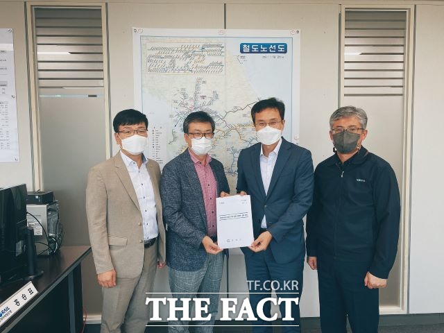 주순선 광양부시장(좌에서 3번째)이 철도청을 방문한 자리에서 경전선 KTX가 개통시 광양역에 정차할 수 있도록 요청하는 건의문을 철도청 관계자에게 전달하고 있다. /광양시 제공