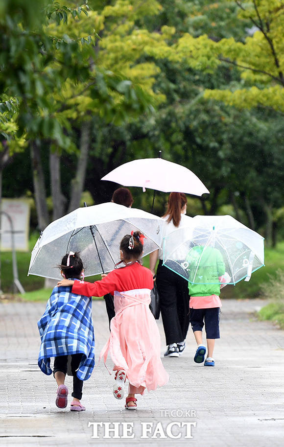 개천절인 3일 월요일에는 전국이 흐리고 비가 내리겠다.기상청 등에 따르면 이날부터 4일까지 수도권과 충남 북부 서해안·서해5도에는 50∼100㎜의 비가 예상된다. /임영무 기자