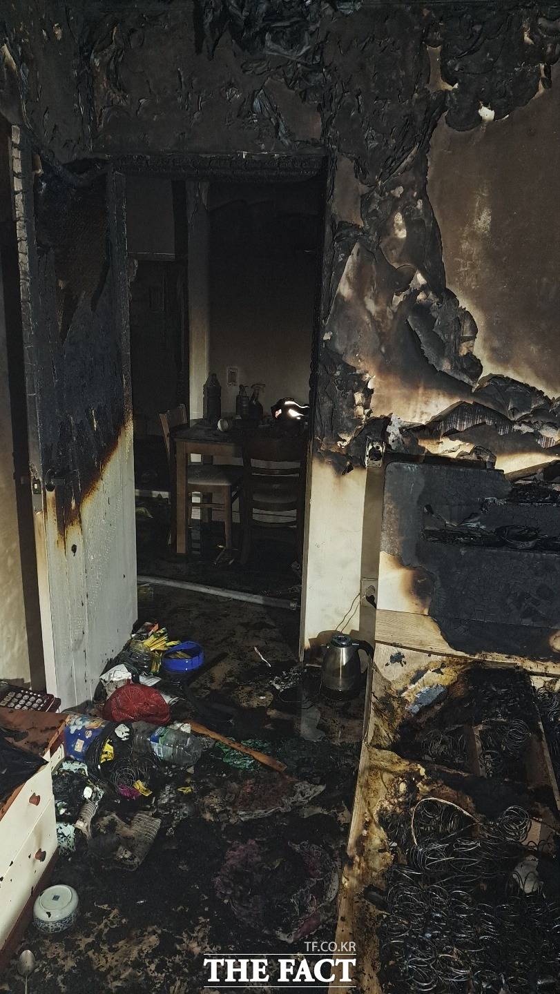 2일 오전 4시17분쯤 부산 사하구 괴정동에 있는 2층짜리 단독주택 1층서 불이 났다./부산소방본부 제