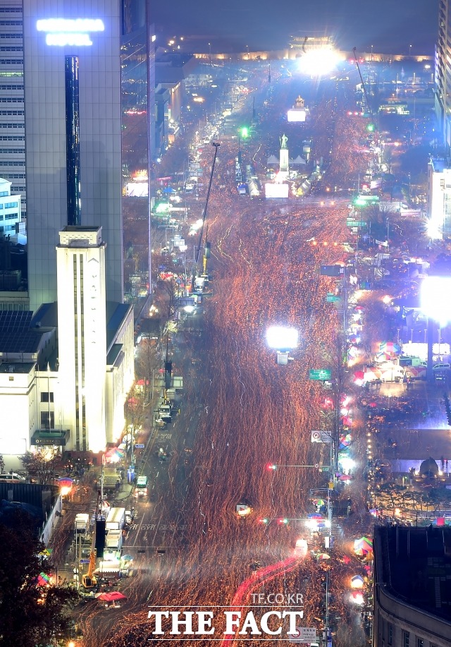 2016년 당시 박근혜 대통령의 퇴진을 요구하는 촛불집회 전경. /이효균 기자