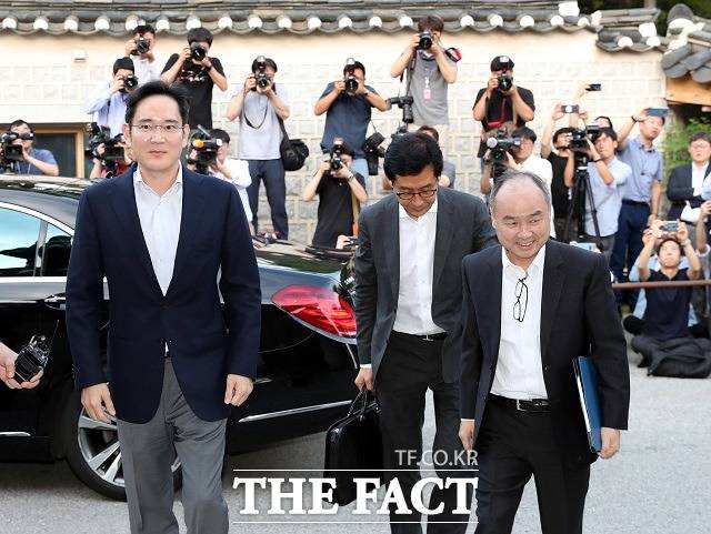 손정의 일본 소프트뱅크 회장이 1일 방한한 가운데 조만간 이재용 삼성전자 부회장을 만나 반도체 설계 회사인 영국 ARM과 관련한 협력 방안을 논의할 것으로 보인다. 사진은 2019년 7월 이재용 부회장과 손정의 회장이 한국가구박물관에서 국내 기업 총수들과의 만찬 회동을 위해 이동하고 있는 모습. /남윤호 기자