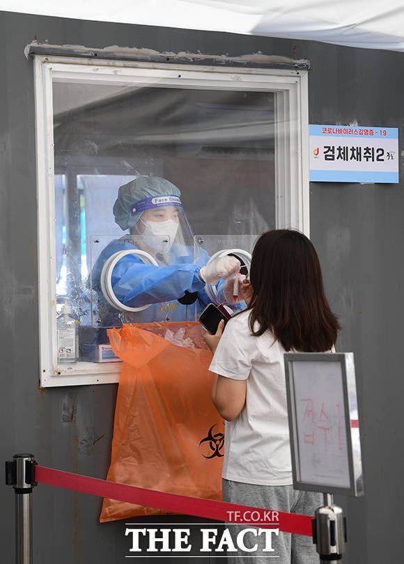 지난달 서울 중구 서울역 광장에 마련된 서울역 임시선별진료소에는 시민들이 코로나19 검사를 받는 모습./임영무 기자