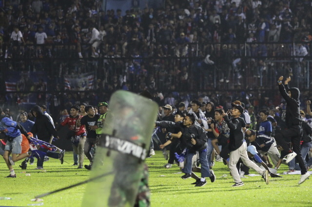 1일(현지시간) 인도네시아 프로축구에서 난동으로 최소 127명이 사망했다고 외신은 보도했다. /자바=AP.뉴시스