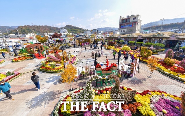 지난해 11월 열린 ‘고백(GO BACK)! 예산장터 삼국축제’를 슬로건으로 진행된 제5회 축제 모습 / 예산군 제공