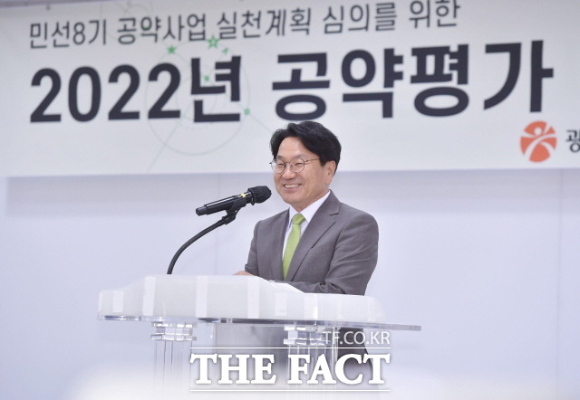 강기정 광주광역시장이 4일 오후 시청 중회의실에서 열린 2022 공약평가 시민배심원단 회의에 참석해 인사말을 하고 있다./광주광역시 제공