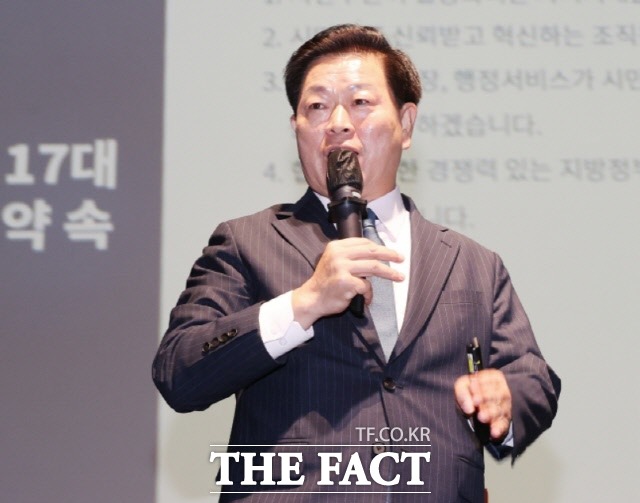 박승원 광명시장이 4일 시민회관 대공연장에서 민선 8기의 시정철학과 함께 혁신 성장 상생을 위한 12대 핵심과제를 발표하고 있다./광명시 제공