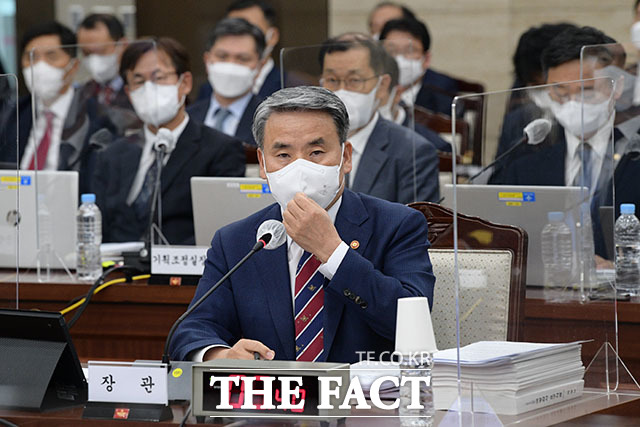 4일 서울 용산구 국방부 청사에서 열린 국회 국방위원회의 국방부 등에 대한 국정감사에서 이종섭 국방부 장관이 위원 질의에 답변하고 있다. /남윤호 기자