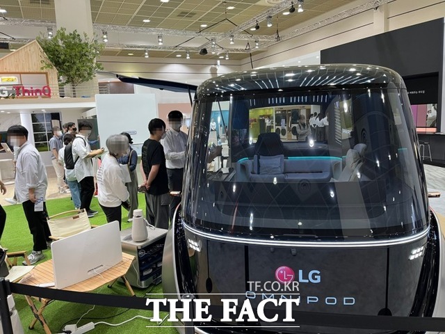 LG전자는 미래 자율주행 콘셉트카인 옴니팟을 전시했다. 이 제품은 차량을 집의 확장공간으로 해석해 이용자의 필요에 따라 다양한 공간활용이 가능한 것이 특징이다./최문정 기자