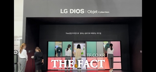 관람객들이 LG 씽큐 앱을 통해 냉장고 색을 변경할 수 있는 LG 디오스 오브제컬렉션 무드업 제품을 체험하고 있다. /최문정 기자