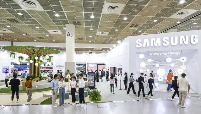 관람객들이 삼성전자가 마련한 한국전자전(KES) 2022 부스를 돌아보고 있다. /삼성전자 제공