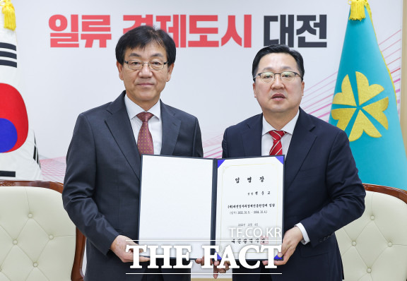 왼쪽부터 백운교 신임 대전일자리경제진흥원장과 이장우 대전시장 / 대전시 제공