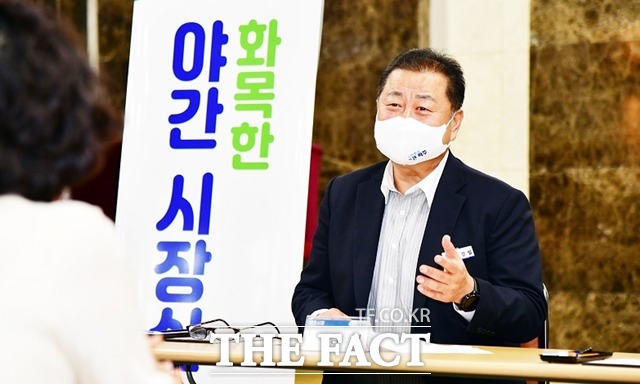 김경일 파주시장이 화목한 이동시장실에서 시민들을 만나고 있다./파주시 제공