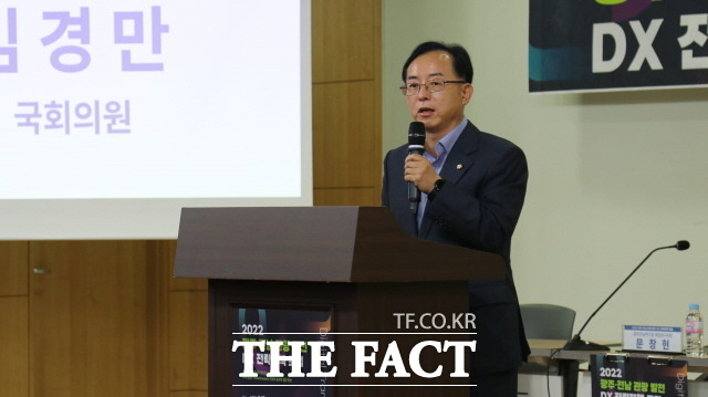 민주당 김경만 의원이 4일 산자부 국감에서 전기차 산업 주요 경쟁국들의 자국 우선주의에 산자부가 국적 차별없는 퍼주기 보조금 정책으로 안일한 대응을 하고있다고 질타했다./김경만 의원 페이스북 캡처