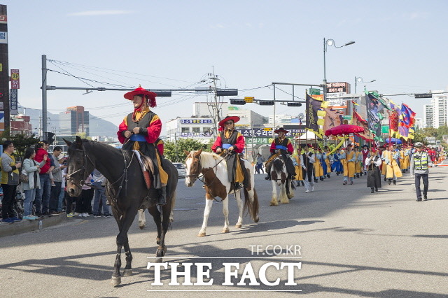 10월 9일 열리는 정조대왕 능행차 재현 행사는 ‘원행을묘정리의궤’를 기반으로 1795년 정조대왕이 어머니 혜경궁홍씨의 회갑을 기념하고 아버지 사도세자의 능을 참배하기 위해 떠났던 을묘년 원행을 재현하는 행사다./의왕시 제공