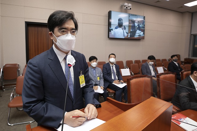 공영운 현대자동차 사장이 4일 오후 서울 여의도 국회에서 열린 산업통상자원중소벤처기업위원회 국정감사에서 증인으로 출석해 의원들의 질의에 답을 하고 있다. /뉴시스