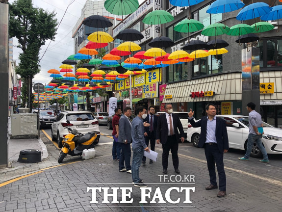 문인환 문화관광국장이 지난 4일 ‘대전 0시 뮤직페스티벌’ 행사장 안전점검을 하고 있다. / 대전시 제공