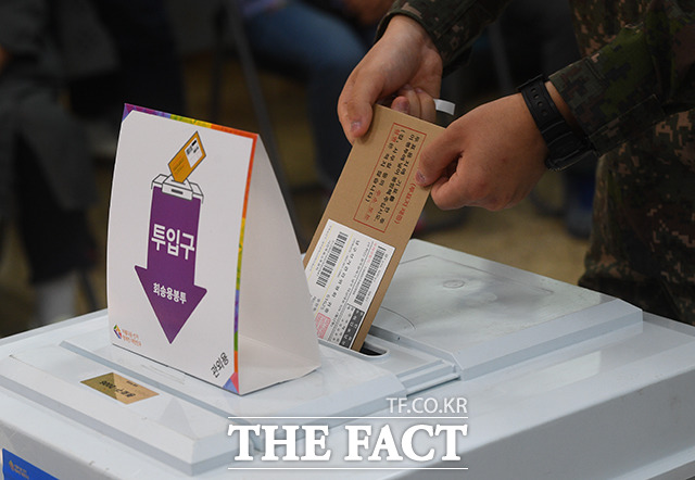 [더팩트ㅣ이동률 기자] 제8회 전국동시지방선거 사전투표 첫날인 27일 오전 서울 종로구 삼청동 주민센터에 마련된 사전투표소를 찾은 유권자들이 투표를 하고 있다.