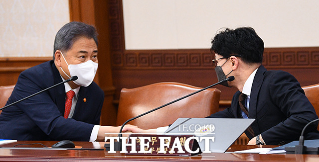 박진 외교부 장관(왼쪽)과 한동훈 법무부 장관이 5일 오전 서울 종로구 정부서울청사에서 열린 국무회의에 참석해 인사를 하고 있다.
