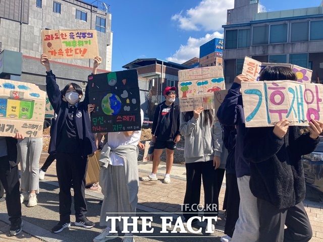 5일 전북 전주완산중학교 1학년 학생 160여 명이 직접 제작한 종이 피켓을 들고 기후위기에 대해 경고하며 구호를 연창하고 있다. /전주=김도우 기자