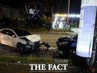  20대 만취 운전자 중앙선 넘어 주차 차량 '쾅'…30대 1명 숨져
