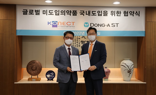 동아에스티와 국가임상시험지원재단의 글로벌 미도입의약품 국내도입을 위한 업무 협약 체결식에서 동아에스티 김민영 사장(오른쪽)과 국가임상시험지원재단 배병준 이사장이 기념 사진을 촬영하고 있다. /동아에스티 제공