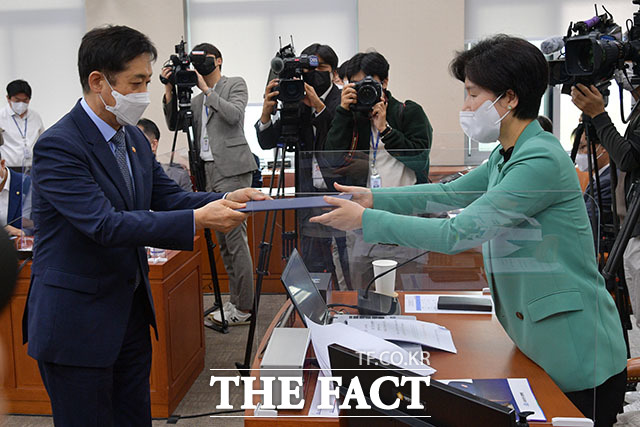 백혜련 정무위원장(오른쪽)에게 선서문 제출하는 김주현 금융위원장.