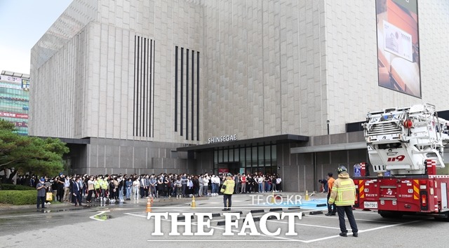 신세계 천안아산점이 6일 천안동남소방서와 소방합동훈련을 실시했다. / 아라리오 제공