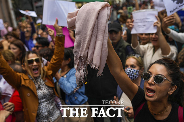 히잡을 들고 규탄 시위 펼치는 터키 시민들. /이스탄불=AP.뉴시스