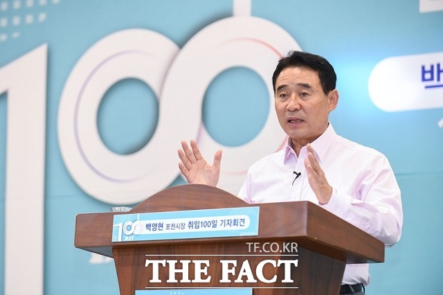 백영현 포천시장이 취임 100일을 맞은 6일 시청 대회의실에서 기자회견을 하고 있다. /포천시 제공