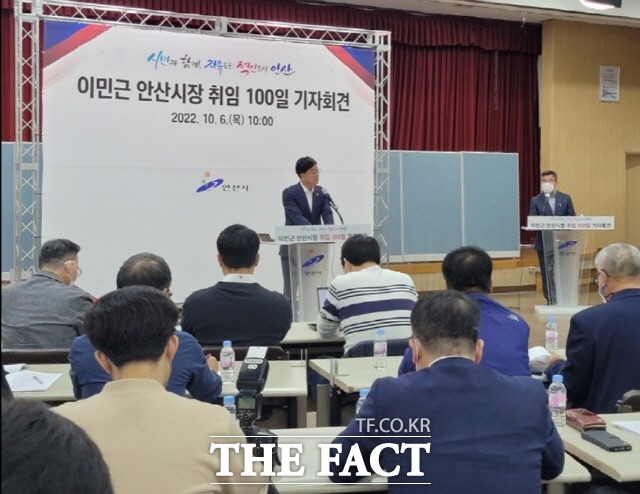 이민근 안산시장이 민선 8기 취임 100일을 맞아 6일 오전 시청 대회의실에서 기자회견을 하고 있다./이상묵 기자