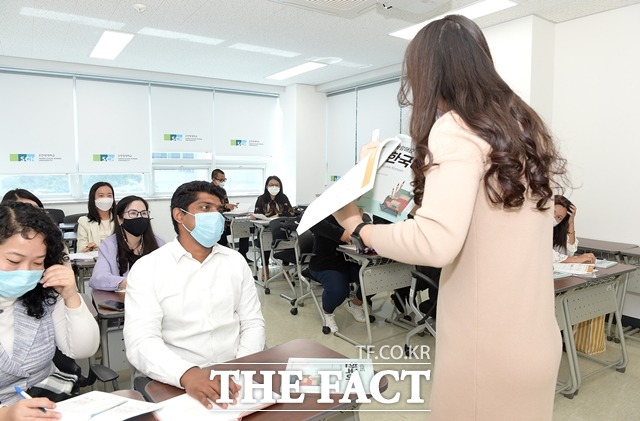 순천향대 한국어교육원 이은주 강사가 신남방 국가 공무원들에게 한국어 강의를 진행하고 있다. / 대학 제공