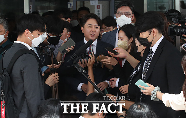 이준석 국민의힘 전 대표가 28일 오전 서울 양천구 서울남부지법에서 열린 정진석 국민의힘 비상대책위원장 및 비대위원 6명을 상대로 낸 3~5차 가처분 심문을 마치고 법원을 나서고 있다. /국회사진취재단
