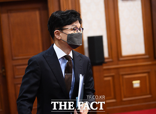 한동훈 법무부 장관이 5일 오전 서울 종로구 정부서울청사에서 열린 국무회의에 참석하고 있다. /이동률 기자